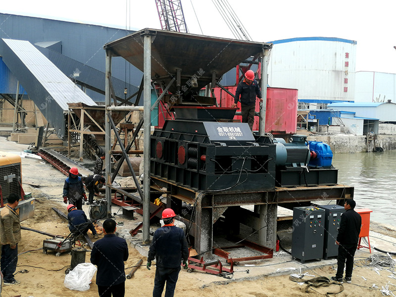 大型連軸式對(duì)輥破碎機(jī)安裝現(xiàn)場(chǎng)