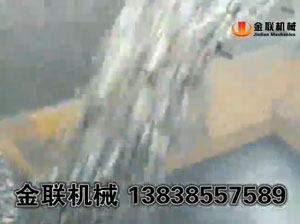 對(duì)輥破碎機(jī)破碎鵝卵石現(xiàn)場(chǎng)視頻